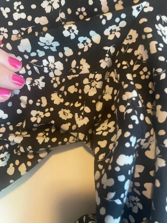 Ann Taylor Factory Black and White Floral Ankle Pants Size 10 - Picture 3 of 9